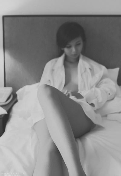 Người mẫu Xuân Thuỳ "thả rông" vòng 1 trong ngôi nhà vắng lạnh ảnh 5