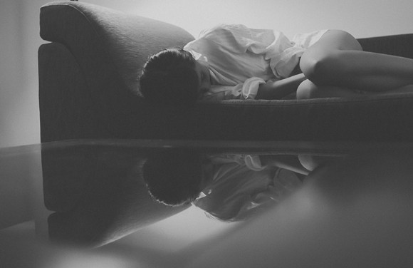 Người mẫu Xuân Thuỳ "thả rông" vòng 1 trong ngôi nhà vắng lạnh ảnh 9