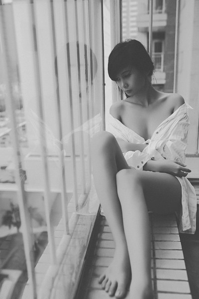 Người mẫu Xuân Thuỳ "thả rông" vòng 1 trong ngôi nhà vắng lạnh ảnh 10