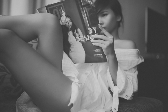 Người mẫu Xuân Thuỳ "thả rông" vòng 1 trong ngôi nhà vắng lạnh ảnh 6