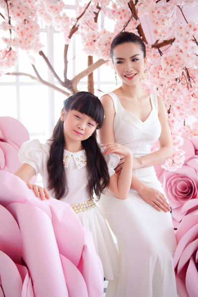 Yến Trang khoe sắc kiêu sa bên học trò cưng ảnh 6