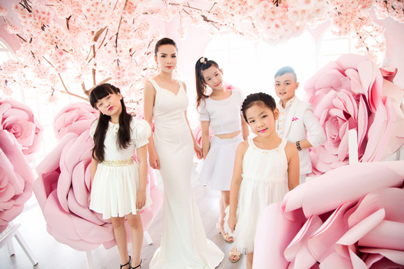 Yến Trang khoe sắc kiêu sa bên học trò cưng ảnh 1