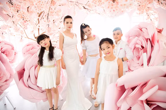 Yến Trang khoe sắc kiêu sa bên học trò cưng ảnh 1