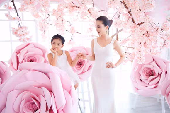 Yến Trang khoe sắc kiêu sa bên học trò cưng ảnh 8