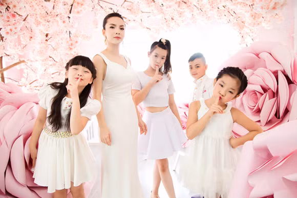 Yến Trang khoe sắc kiêu sa bên học trò cưng ảnh 2