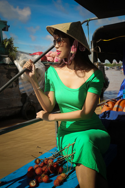 Siêu mẫu Hà Anh vai trần gợi cảm trên sông nước Cần Thơ ảnh 4