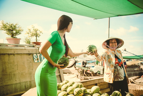 Siêu mẫu Hà Anh vai trần gợi cảm trên sông nước Cần Thơ ảnh 8