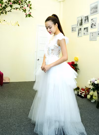 Hoàng Thuỳ Linh khoe đường cong gợi cảm ảnh 12