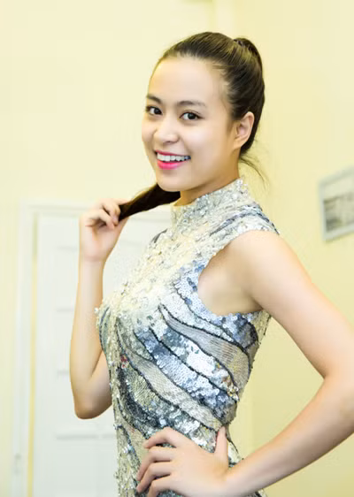 Hoàng Thuỳ Linh khoe đường cong gợi cảm ảnh 1