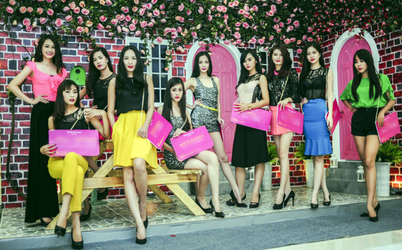 Ngắm dàn chân dài rực rỡ của siêu mẫu Hạ Vy ảnh 10 Ngắm dàn chân dài rực rỡ của siêu mẫu Hạ Vy ảnh 10