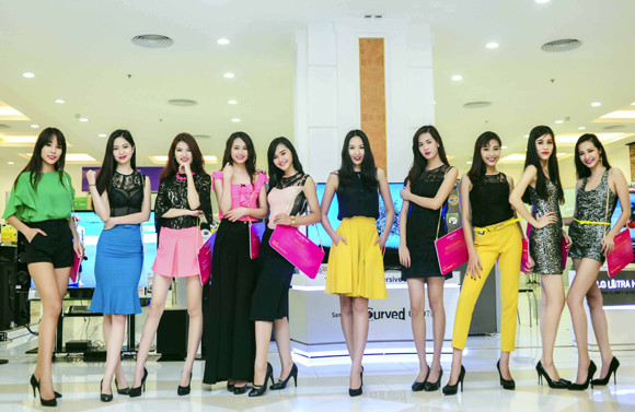 Ngắm dàn chân dài rực rỡ của siêu mẫu Hạ Vy ảnh 1 Ngắm dàn chân dài rực rỡ của siêu mẫu Hạ Vy ảnh 1