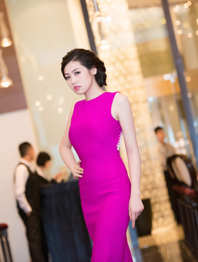 Á hậu Tú Anh "kín trước hở sau" khoe nhan sắc ngọt ngào ảnh 4