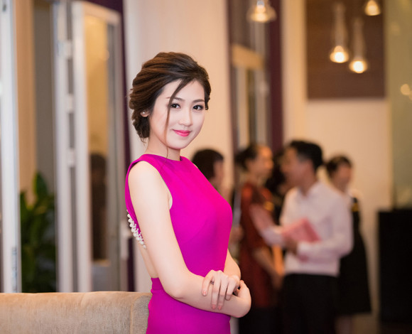 Á hậu Tú Anh "kín trước hở sau" khoe nhan sắc ngọt ngào ảnh 7