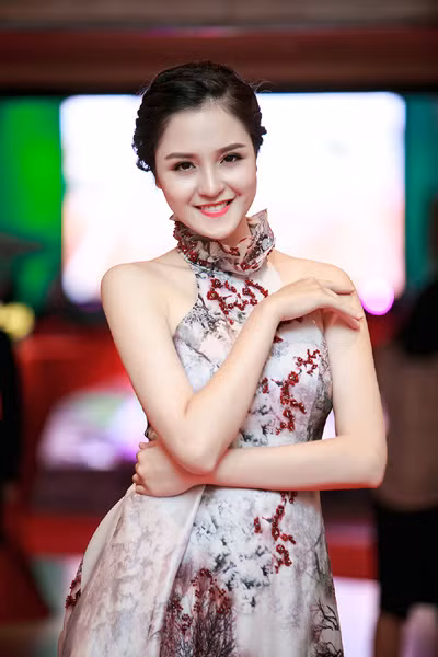 Á hậu Hoàng Anh vai trần gợi cảm đi dự sự kiện ảnh 2