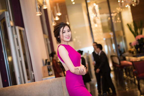 Á hậu Tú Anh "kín trước hở sau" khoe nhan sắc ngọt ngào ảnh 5