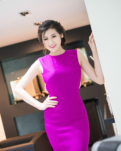 Á hậu Tú Anh "kín trước hở sau" khoe nhan sắc ngọt ngào ảnh 2