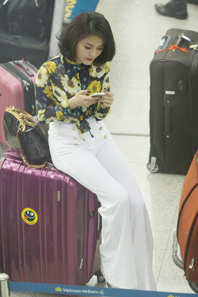 Vân Trang nổi bật ở sân bay làm thủ tục đi Pháp dự liên hoan phim ảnh 8 Vân Trang nổi bật ở sân bay làm thủ tục đi Pháp dự liên hoan phim ảnh 8