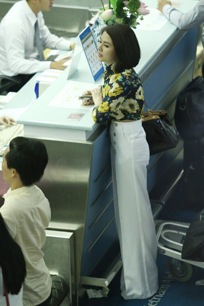 Vân Trang nổi bật ở sân bay làm thủ tục đi Pháp dự liên hoan phim ảnh 6 Vân Trang nổi bật ở sân bay làm thủ tục đi Pháp dự liên hoan phim ảnh 6