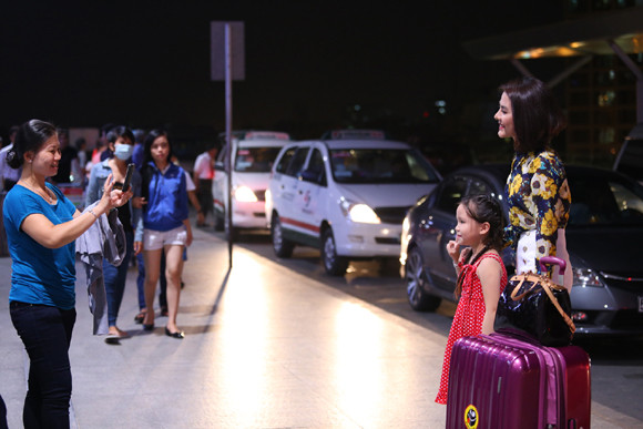 Vân Trang nổi bật ở sân bay làm thủ tục đi Pháp dự liên hoan phim ảnh 4 Vân Trang nổi bật ở sân bay làm thủ tục đi Pháp dự liên hoan phim ảnh 4