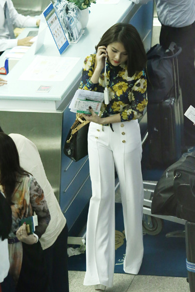 Vân Trang nổi bật ở sân bay làm thủ tục đi Pháp dự liên hoan phim ảnh 7 Vân Trang nổi bật ở sân bay làm thủ tục đi Pháp dự liên hoan phim ảnh 7