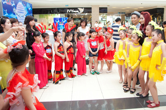 Khánh Thi diện… yếm trẻ trung đi tìm thí sinh bước nhảy hoàn vũ ảnh 7