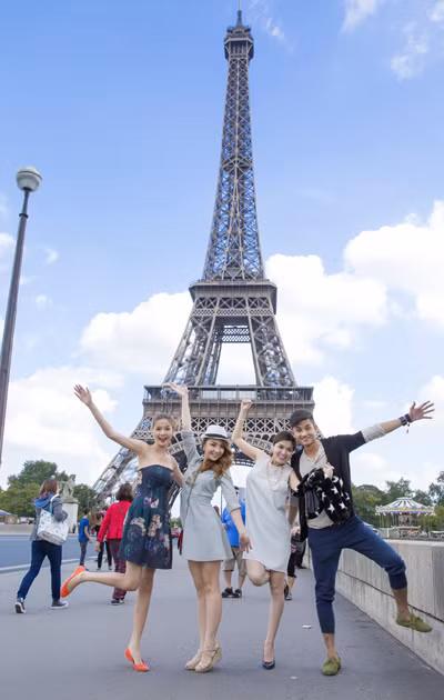 Oanh Yến, Kỳ Hân, Đinh Minh Quân hội ngộ Jennifer Chung tại Paris ảnh 6