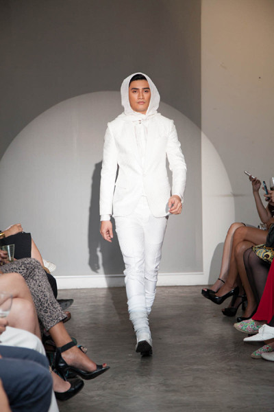 Nghệ sỹ Việt đến ủng hộ Nam vương châu Á diễn thời trang tại Việt Nam ảnh 2