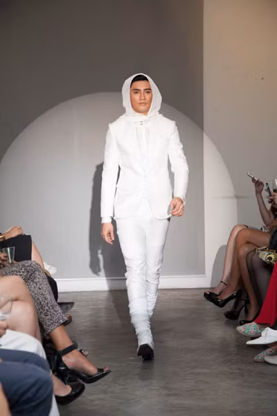 Nghệ sỹ Việt đến ủng hộ Nam vương châu Á diễn thời trang tại Việt Nam ảnh 2