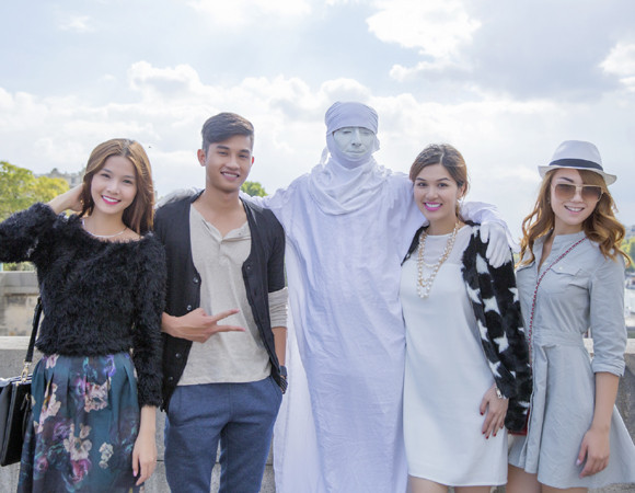 Oanh Yến, Kỳ Hân, Đinh Minh Quân hội ngộ Jennifer Chung tại Paris ảnh 2