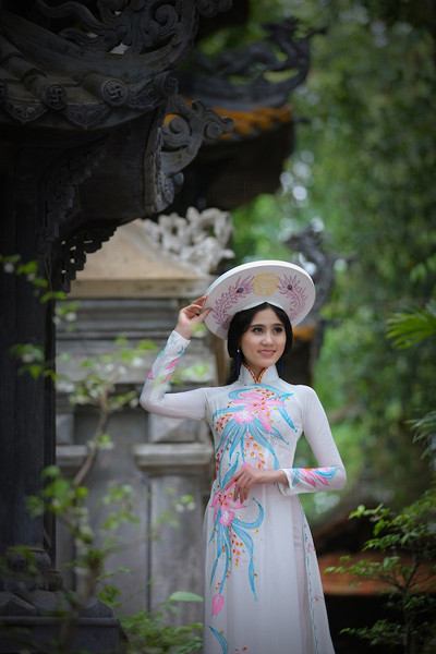 Á khôi Hoàng Hạnh khoe vẻ đẹp thuần khiết với áo dài ảnh 2