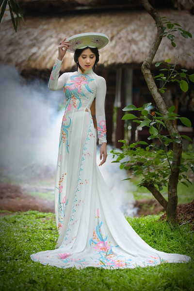 Á khôi Hoàng Hạnh khoe vẻ đẹp thuần khiết với áo dài ảnh 1