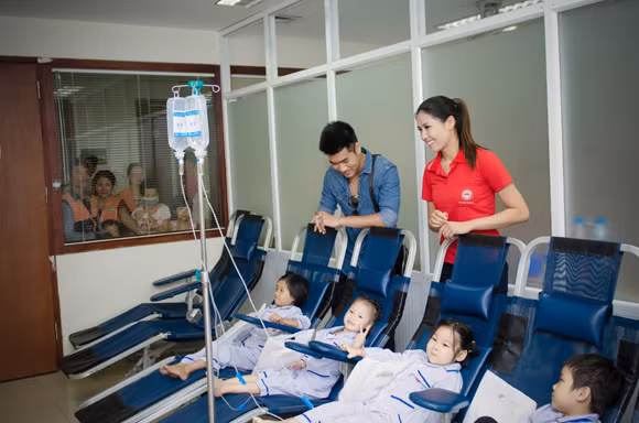 Hoa hậu biển Nguyễn Thị Loan tích cực kêu gọi hiến máu nhân đạo ảnh 9