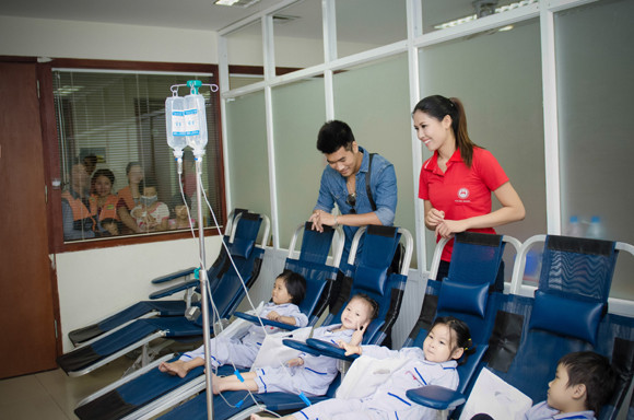 Hoa hậu biển Nguyễn Thị Loan tích cực kêu gọi hiến máu nhân đạo ảnh 9