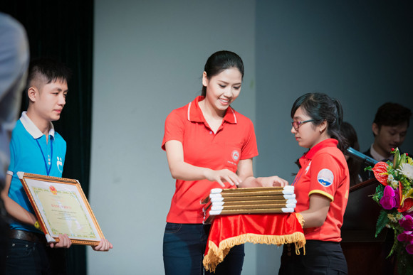 Hoa hậu biển Nguyễn Thị Loan tích cực kêu gọi hiến máu nhân đạo ảnh 3