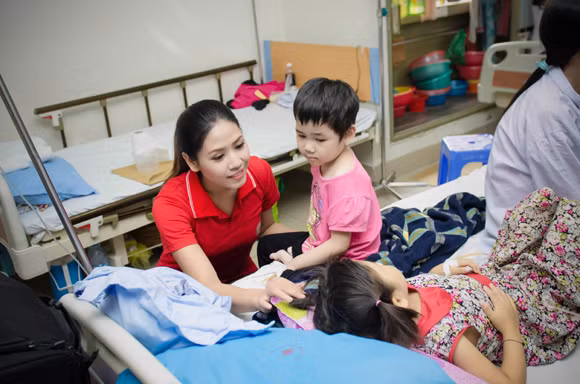 Hoa hậu biển Nguyễn Thị Loan tích cực kêu gọi hiến máu nhân đạo ảnh 6