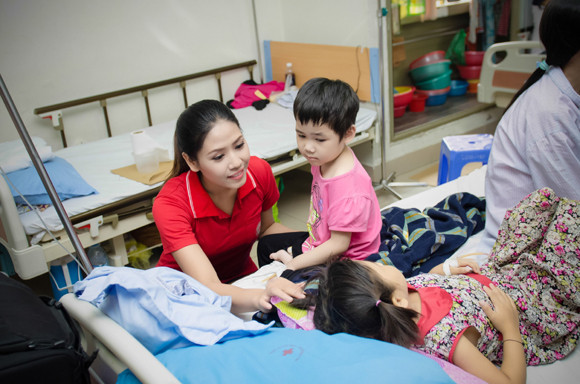 Hoa hậu biển Nguyễn Thị Loan tích cực kêu gọi hiến máu nhân đạo ảnh 6