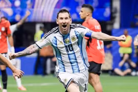 Messi chuộc lỗi hoàn hảo, Argentina vào tứ kết sau màn ngược dòng kinh điển