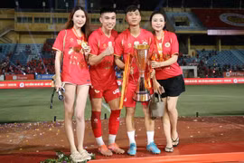Vợ và bạn gái cầu thủ Công an Hà Nội FC rạng ngời trong ngày đăng quang