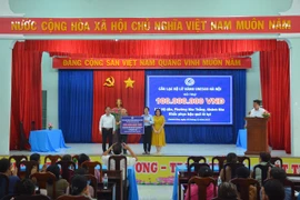CLB Lữ hành UNESCO Hà Nội sẻ chia cùng đồng bào vùng lũ Nha Trang