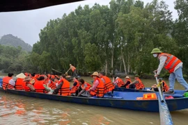 8 lái đò bị xử phạt vì để du khách không mặc áo phao tại Lễ hội Chùa Hương
