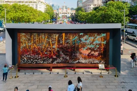 Hoạ sĩ Lê Hữu Hiếu nhận bằng khen của UBND Thành phố Hồ Chí Minh