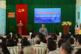 “Nơi trăng không hắt bóng”: Văn học đề tài trại giam thời hậu minh họa