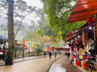 Khung cảnh vắng vẻ của chùa Hương trước giờ chính thức mở cửa trở lại