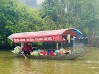 Khung cảnh vắng vẻ của chùa Hương trước giờ chính thức mở cửa trở lại