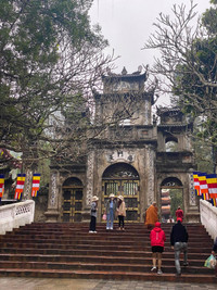 Khung cảnh vắng vẻ của chùa Hương trước giờ chính thức mở cửa trở lại