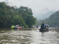 Khung cảnh vắng vẻ của chùa Hương trước giờ chính thức mở cửa trở lại