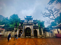 Khung cảnh vắng vẻ của chùa Hương trước giờ chính thức mở cửa trở lại