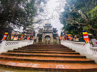 Khung cảnh vắng vẻ của chùa Hương trước giờ chính thức mở cửa trở lại