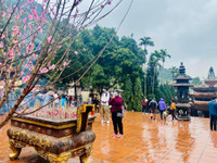 Khung cảnh vắng vẻ của chùa Hương trước giờ chính thức mở cửa trở lại