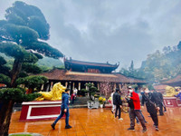 Khung cảnh vắng vẻ của chùa Hương trước giờ chính thức mở cửa trở lại